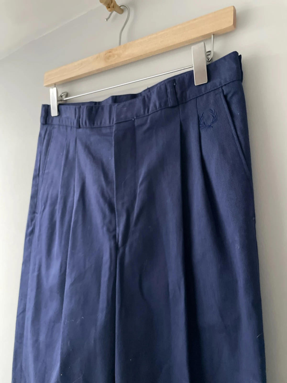 Men’s Fred Perry Sportswear Double Pleated Wide Leg Chino Trousers In Navy - W30/L33 - 2873