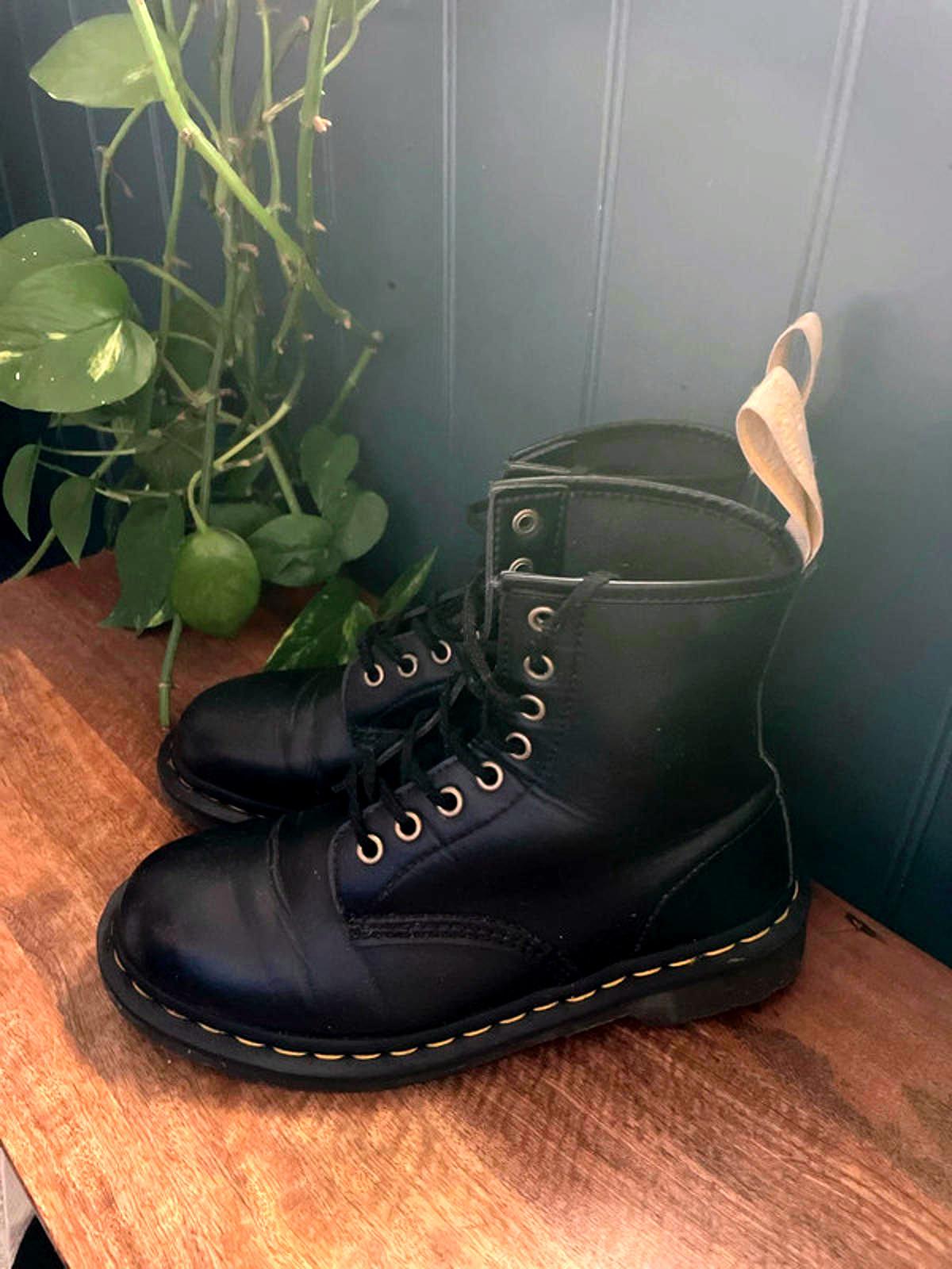 Women’s Dr Martens 14045 Mid Calf Lace Up Vegan Boots In Black - UK6 - 2159