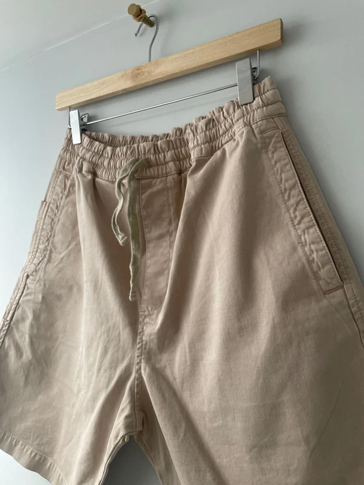 Women’s Carhartt Lawton Relaxed Fit Elasticated Waist Shorts In Beige - W26/L7.5 - 3184