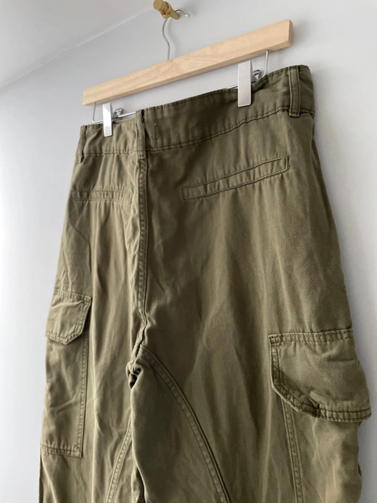 Men’s Pull and Bear Baggy Cargo Trousers in Khaki - W32/L29 - 2754