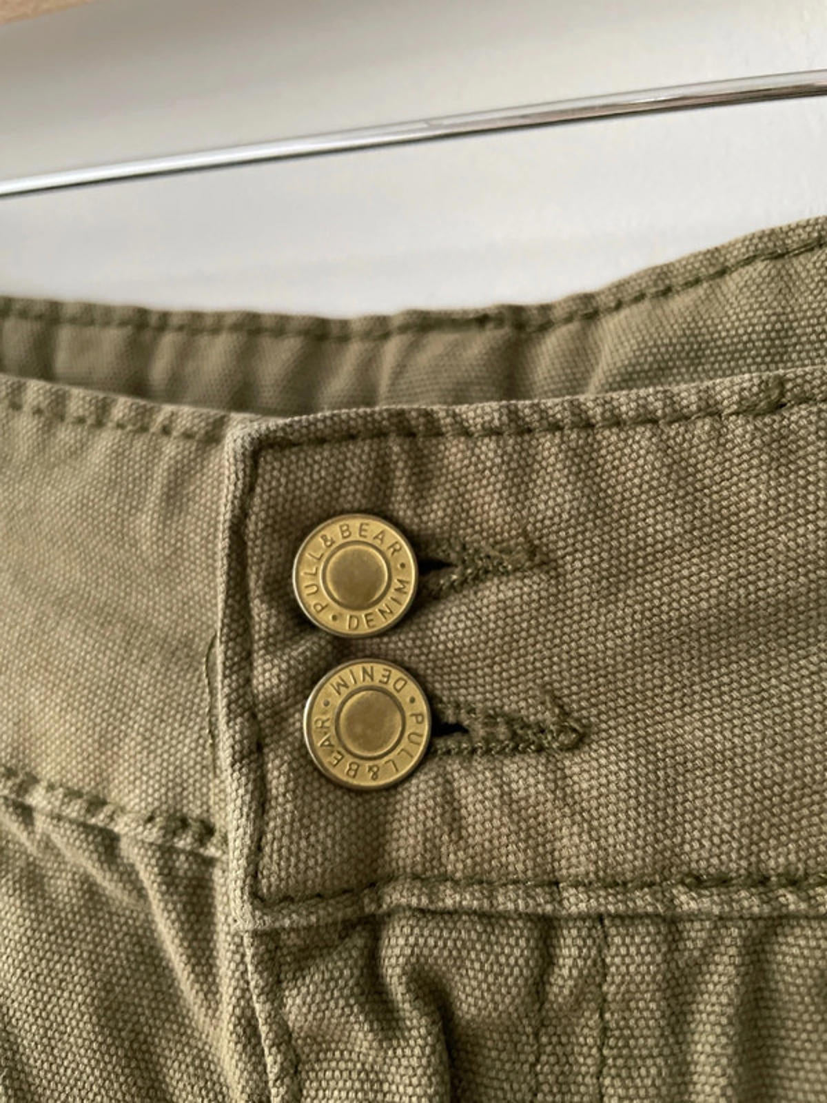 Men’s Pull and Bear Baggy Cargo Trousers in Khaki - W32/L29 - 2754
