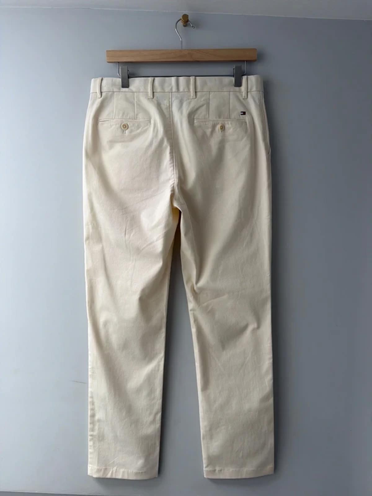 Men’s Tommy Hilfiger Denton Straight Leg Chino Trousers In Cream - W31/L32 - 3250