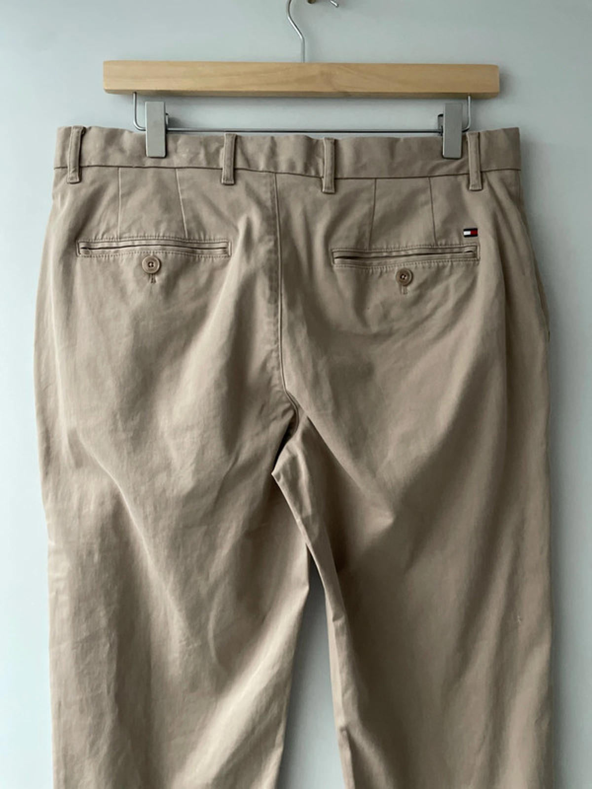 Men’s Tommy Hilfiger Denton Straight Leg Chino Trousers In Beige - W32/L32 -2874