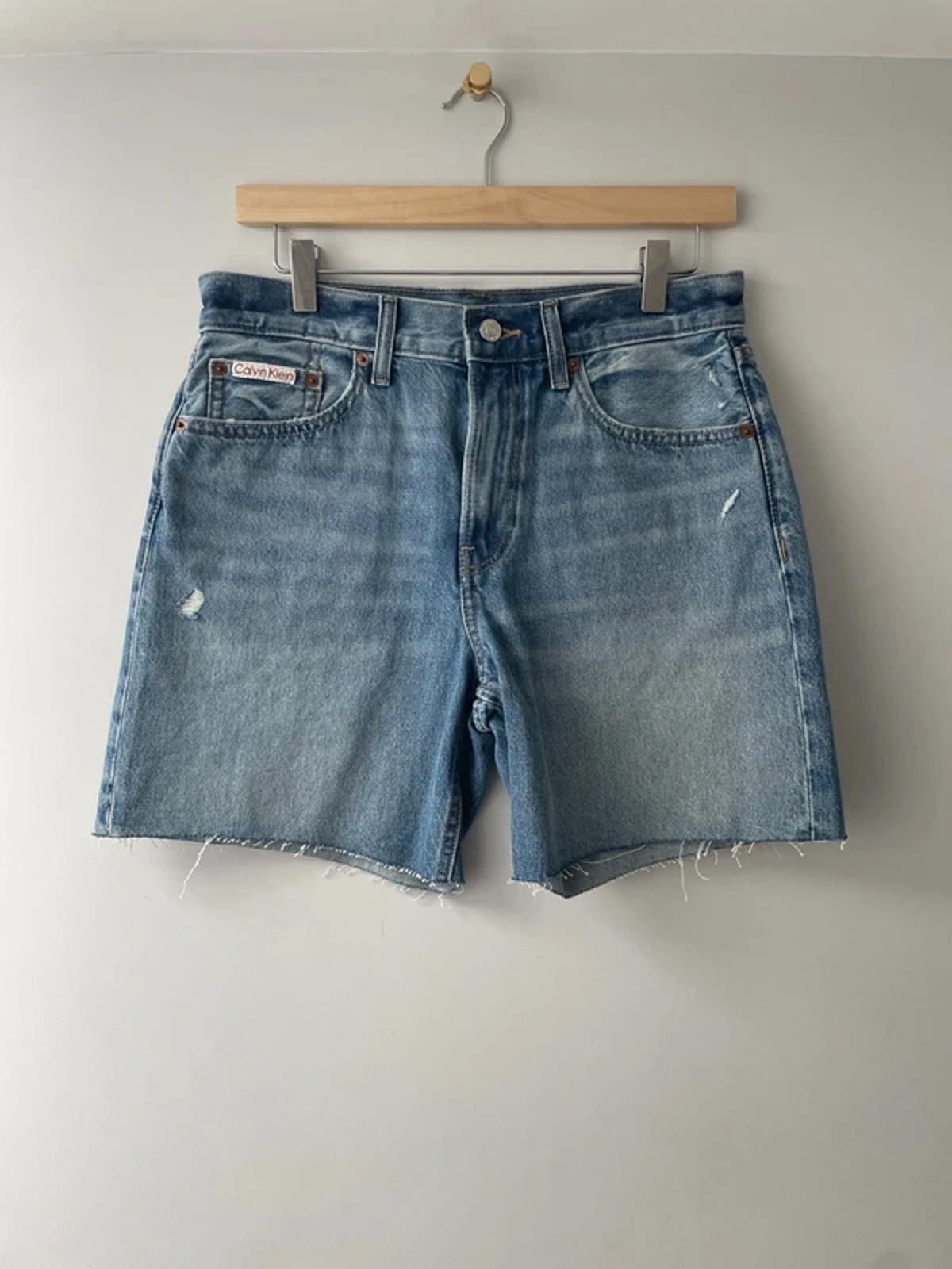 Women’s Calvin Klein 90’s Fit Midi Distressed Denim Shorts In Blue - W28/6.5 - 3140