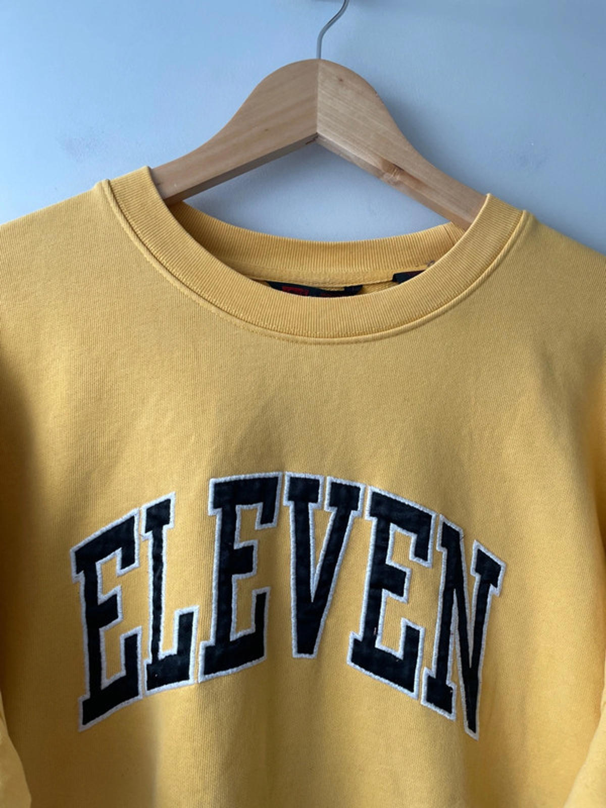 Levis x Stranger Things Eleven's Crewneck Sweatshirt Jumper In Yellow - Large - 2238