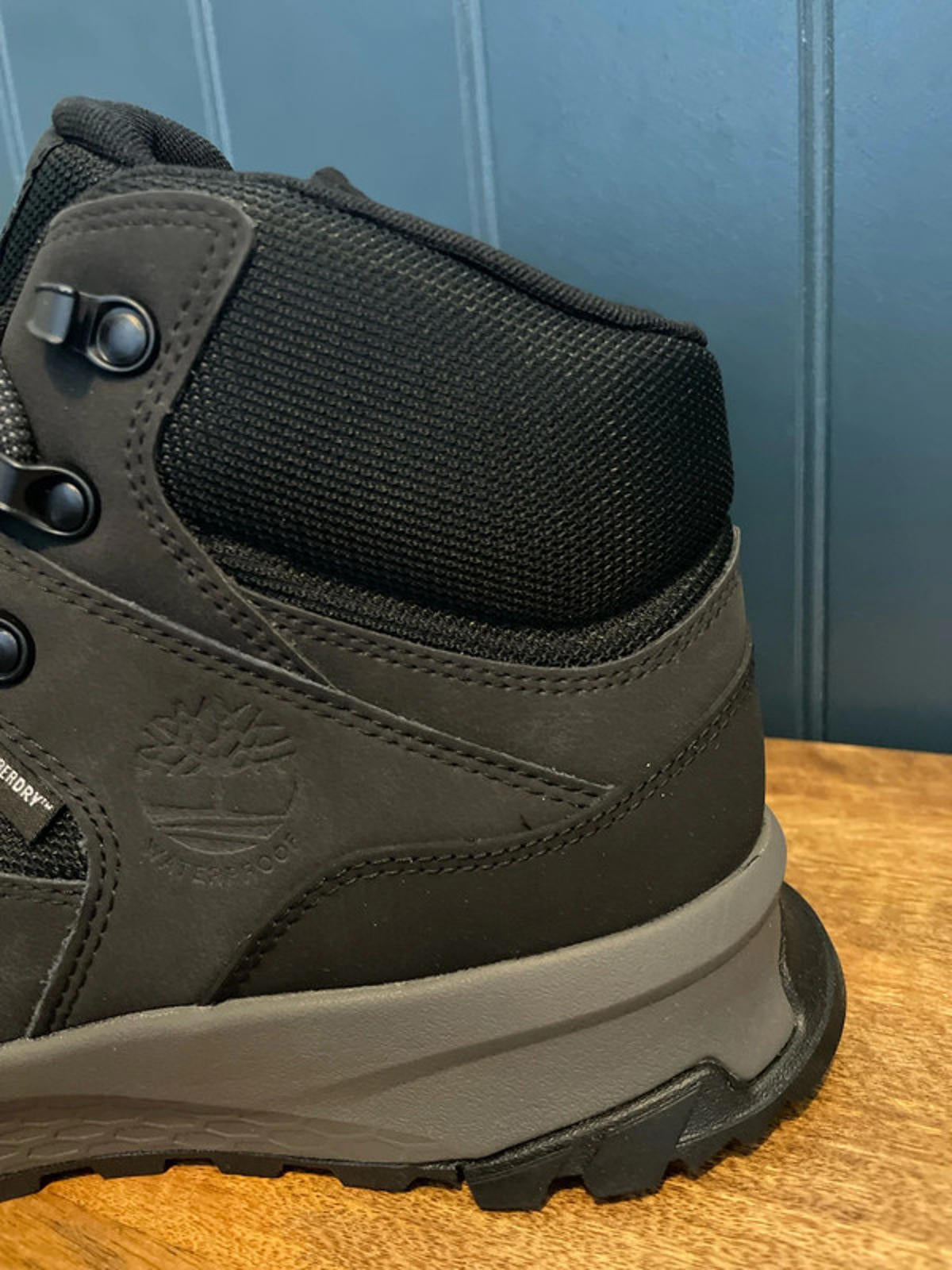 Men’s Timberland Lincoln Peak Mid Premium Leather Boots in Black - UK9 - 2666