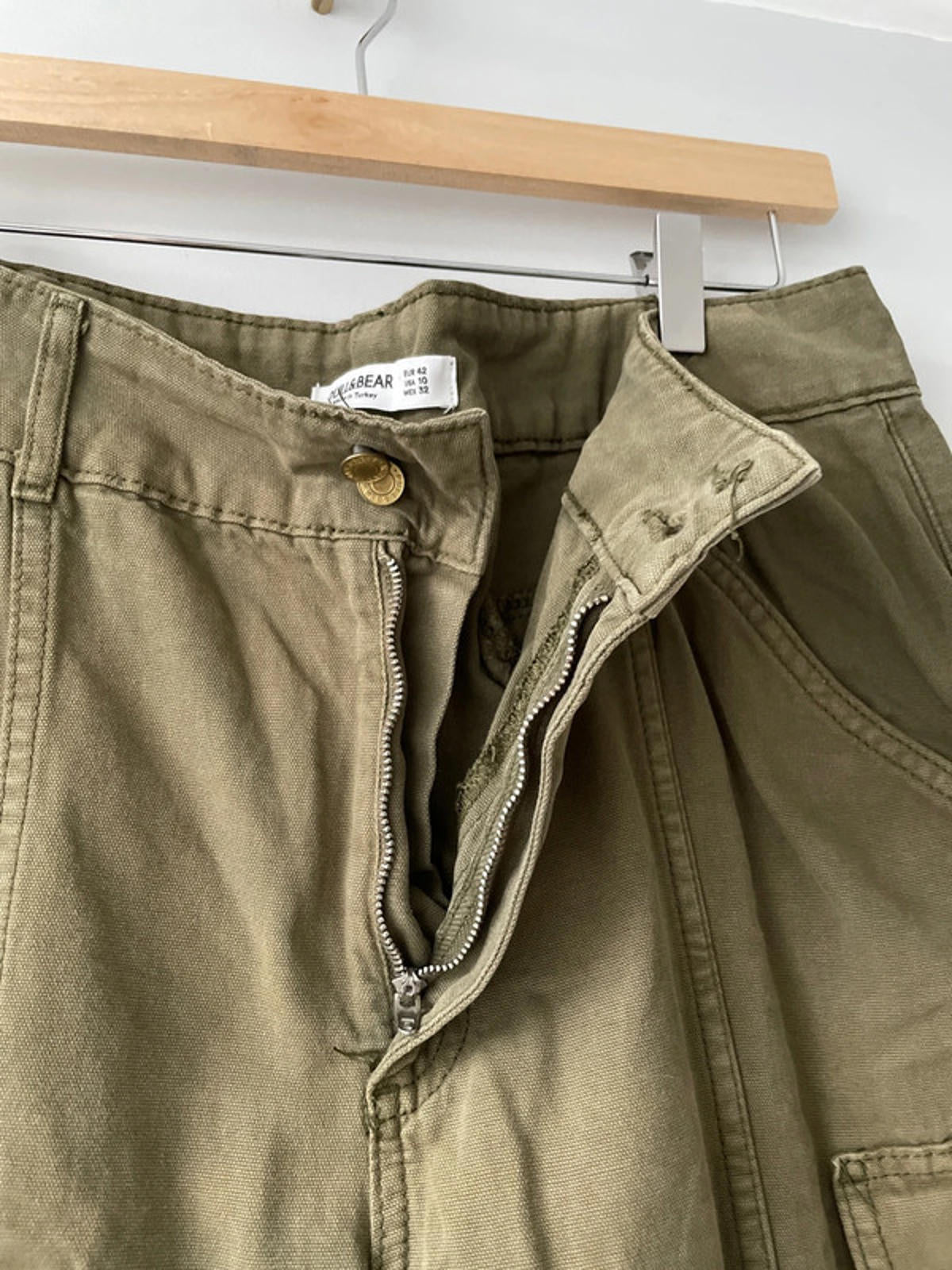Men’s Pull and Bear Baggy Cargo Trousers in Khaki - W32/L29 - 2754