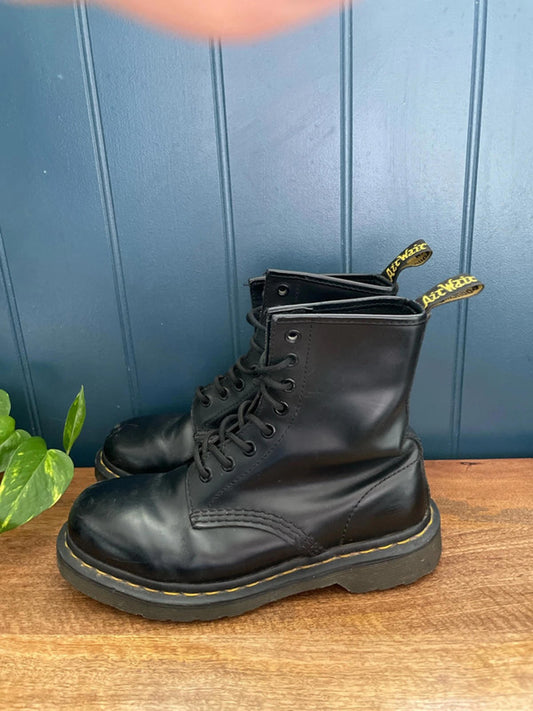 Women’s Dr Martens 11822 Premium Leather Lace Up Boots In Black - UK4- 2171
