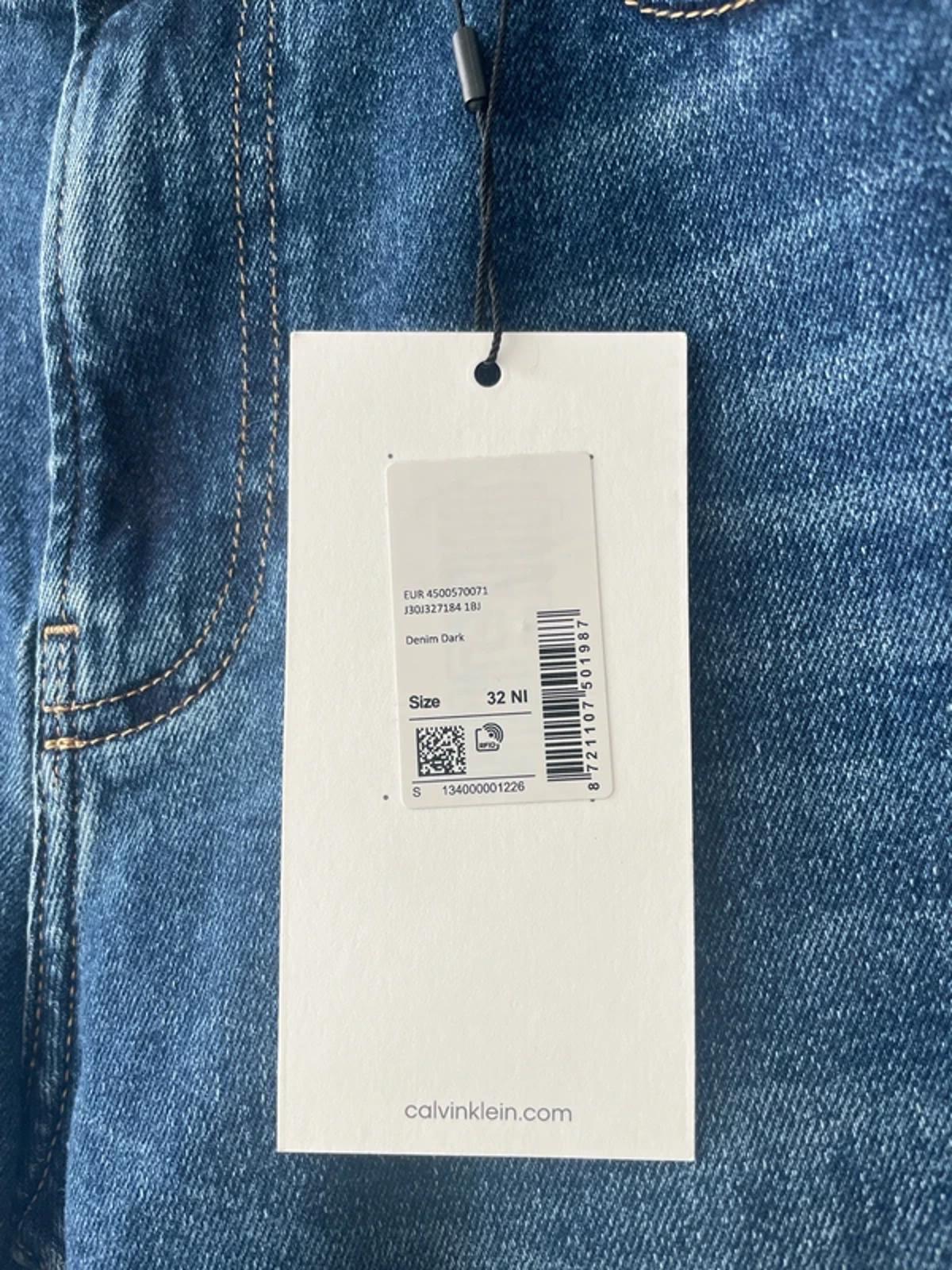 Men’s Calvin Klein Slim Fit Denim Shorts In Navy Blue - W32/L10 - 3135