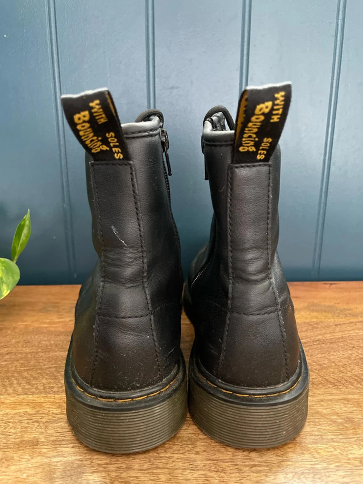 Women’s Dr Martens 1460Y Premium Leather Lace Up Boots In Black - UK5- 2170