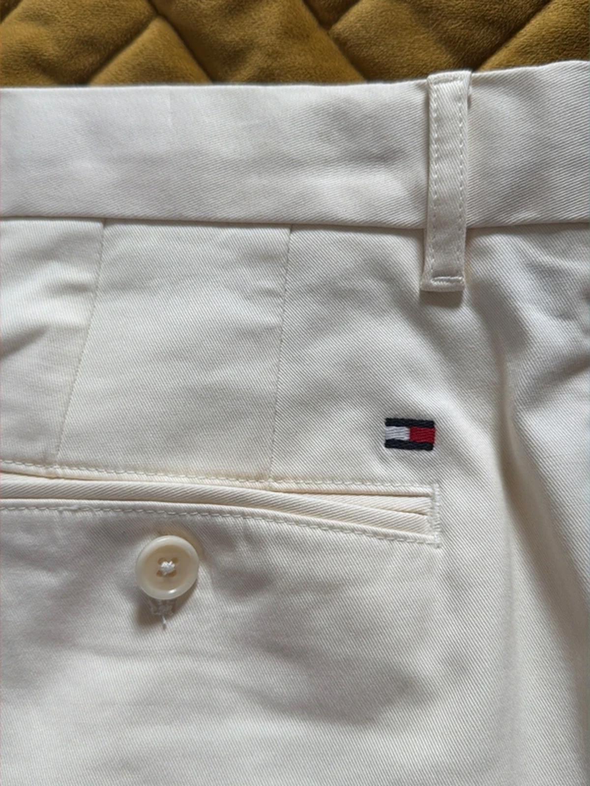 Men’s Tommy Hilfiger Denton Straight Leg Chino Trousers In Cream - W31/L32 - 3250