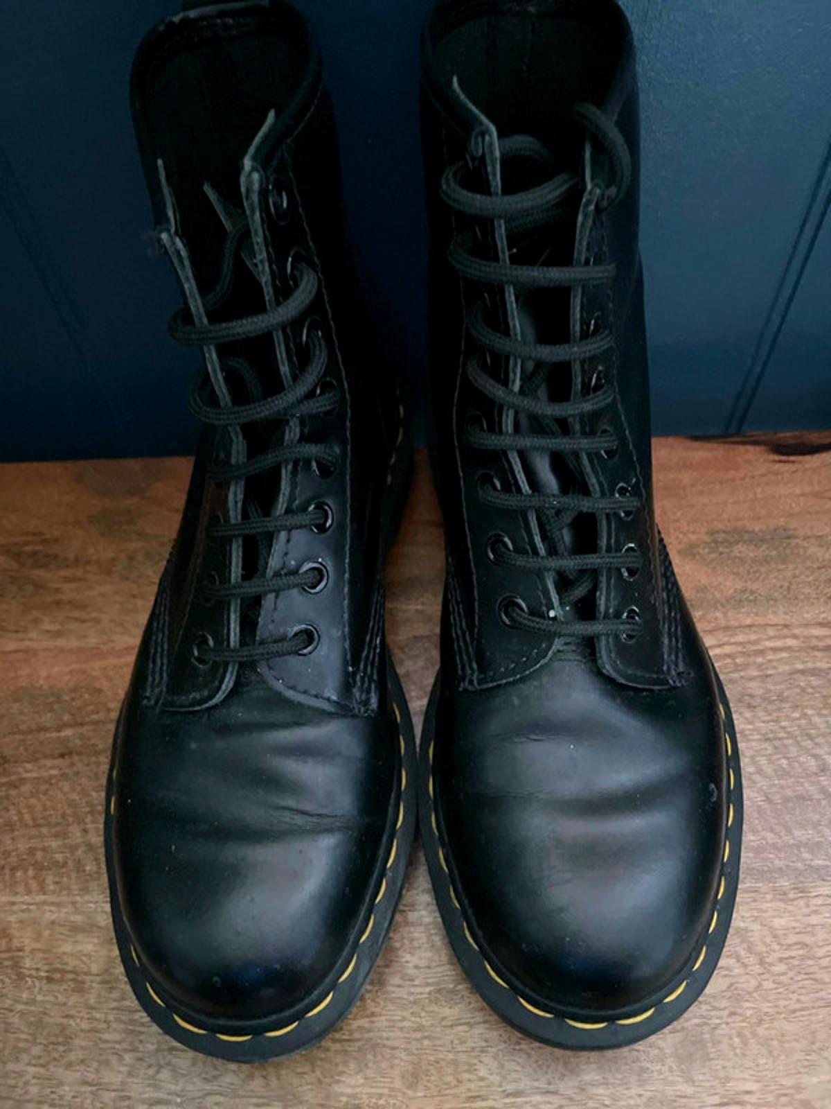 Women’s Dr Martens 11822 Mid Calf Lace Up Boots in Black - UK5 - 2158