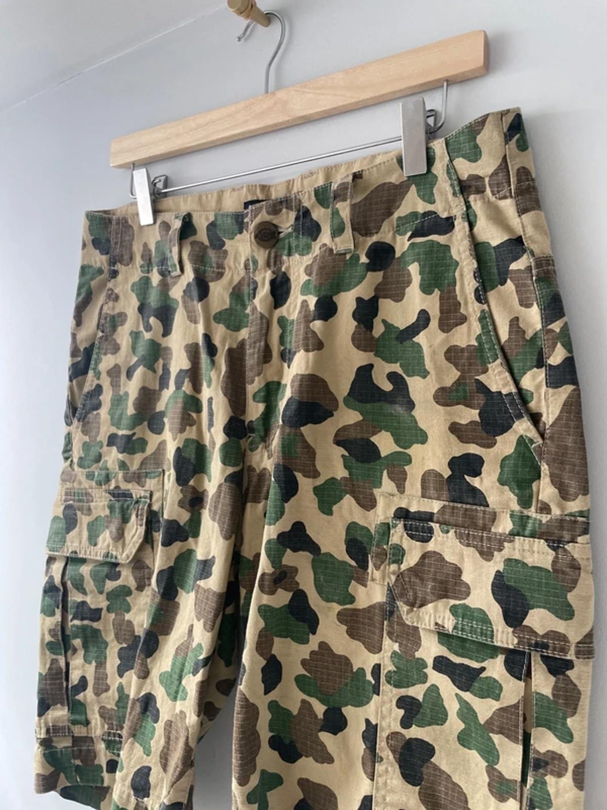 Men’s Dickies Camouflage Print Baggy Fit Cargo Shorts In Green - W30/L10 - 3122