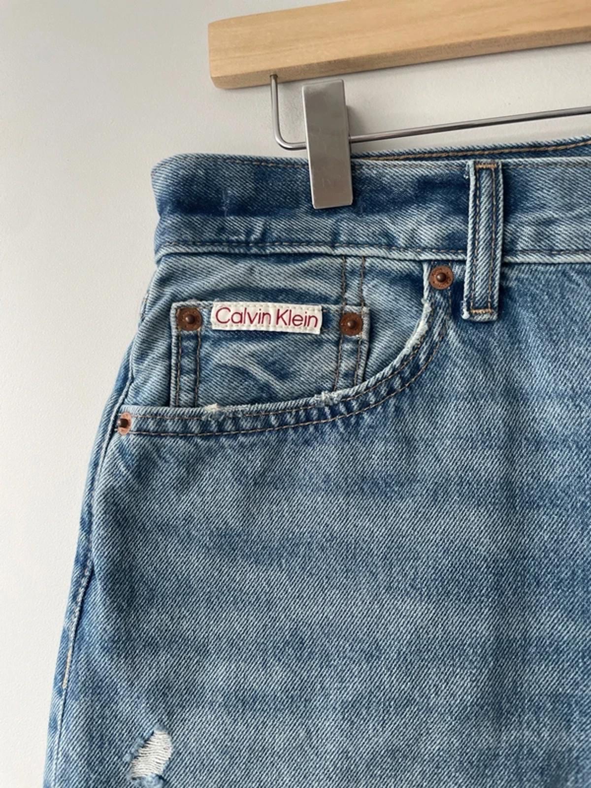 Women’s Calvin Klein 90’s Fit Midi Distressed Denim Shorts In Blue - W28/6.5 - 3140