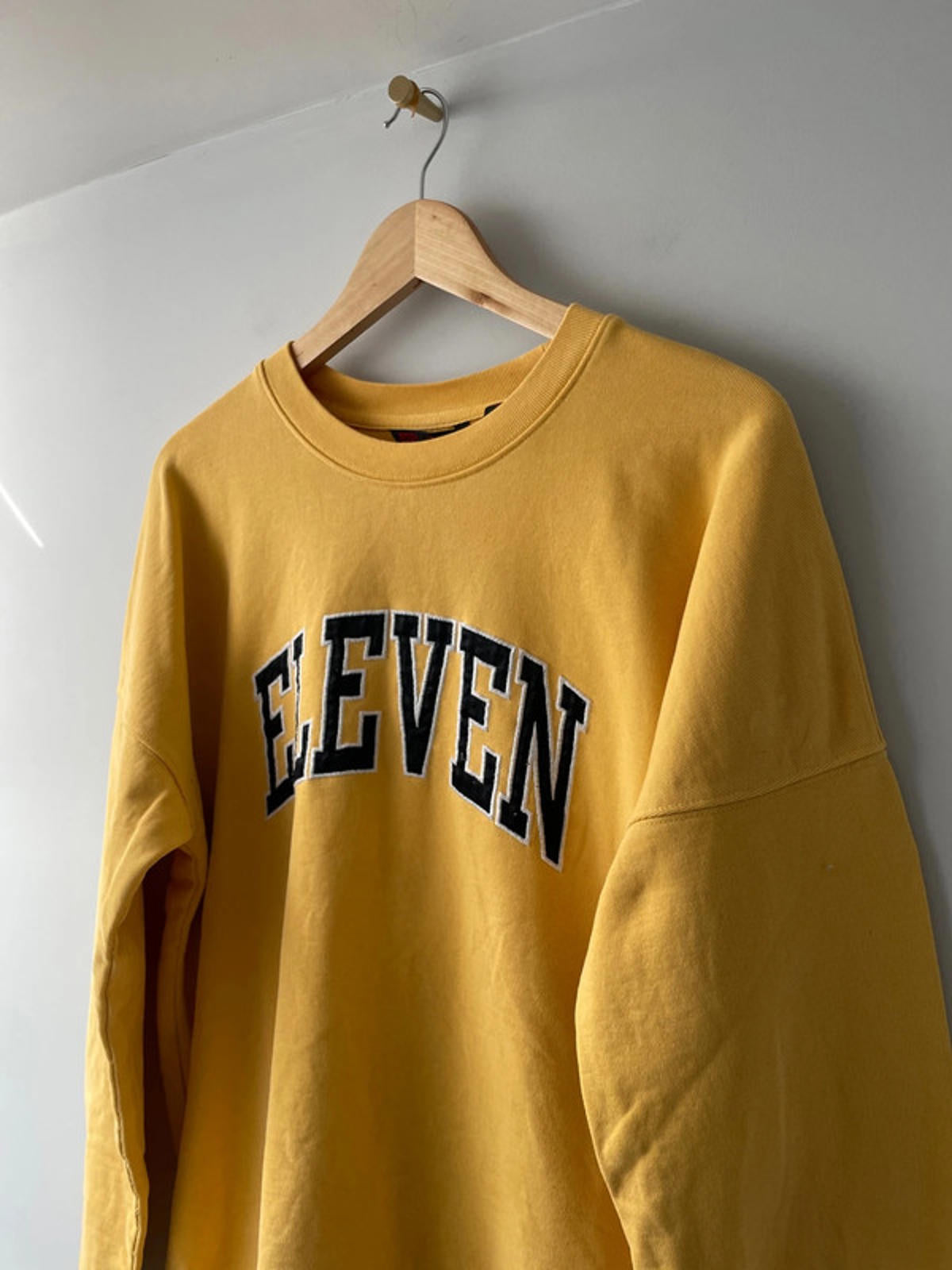 Levis x Stranger Things Eleven's Crewneck Sweatshirt Jumper In Yellow - Large - 2238