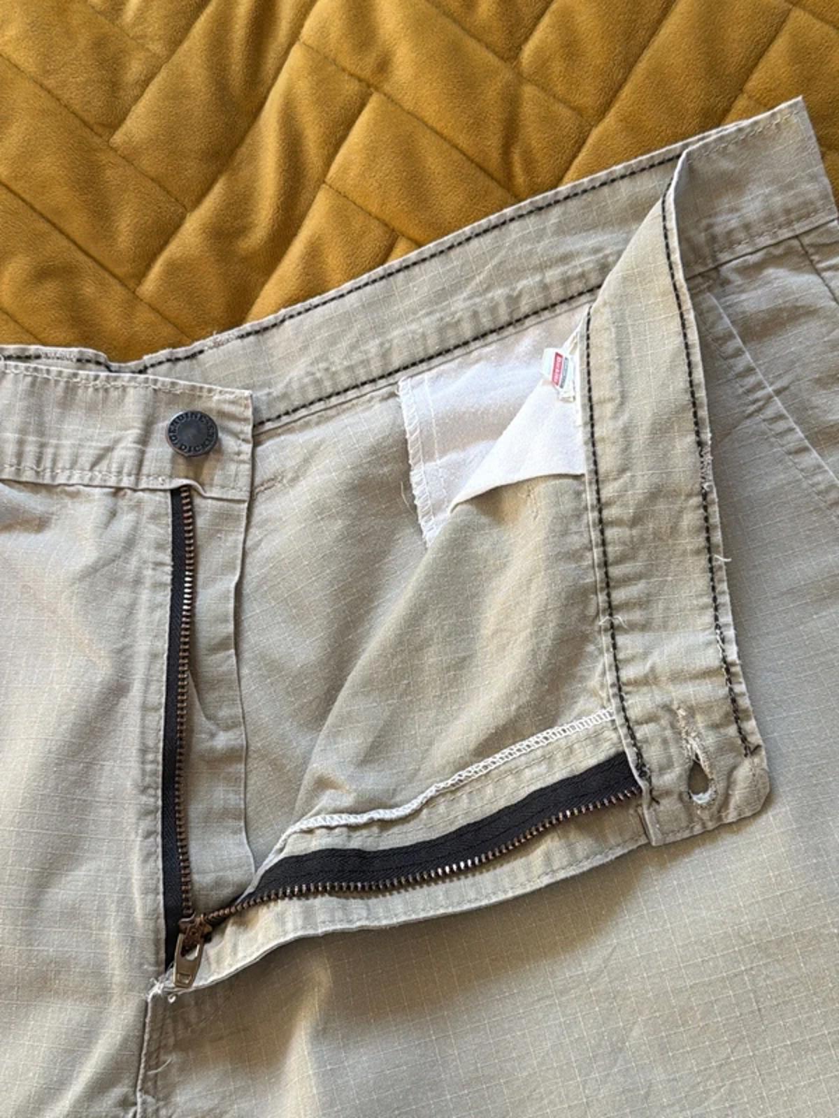 Men’s Dickies Baggy Fit Cargo Shorts In Beige - W38 - 3274