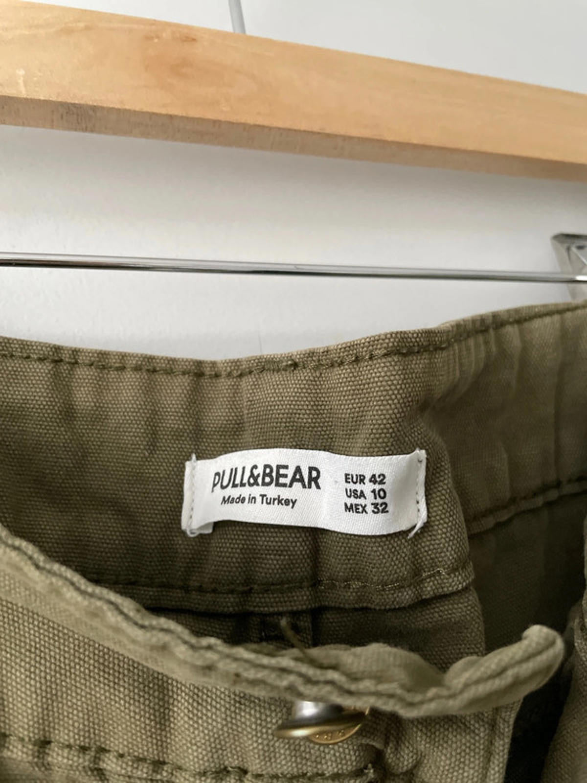 Men’s Pull and Bear Baggy Cargo Trousers in Khaki - W32/L29 - 2754