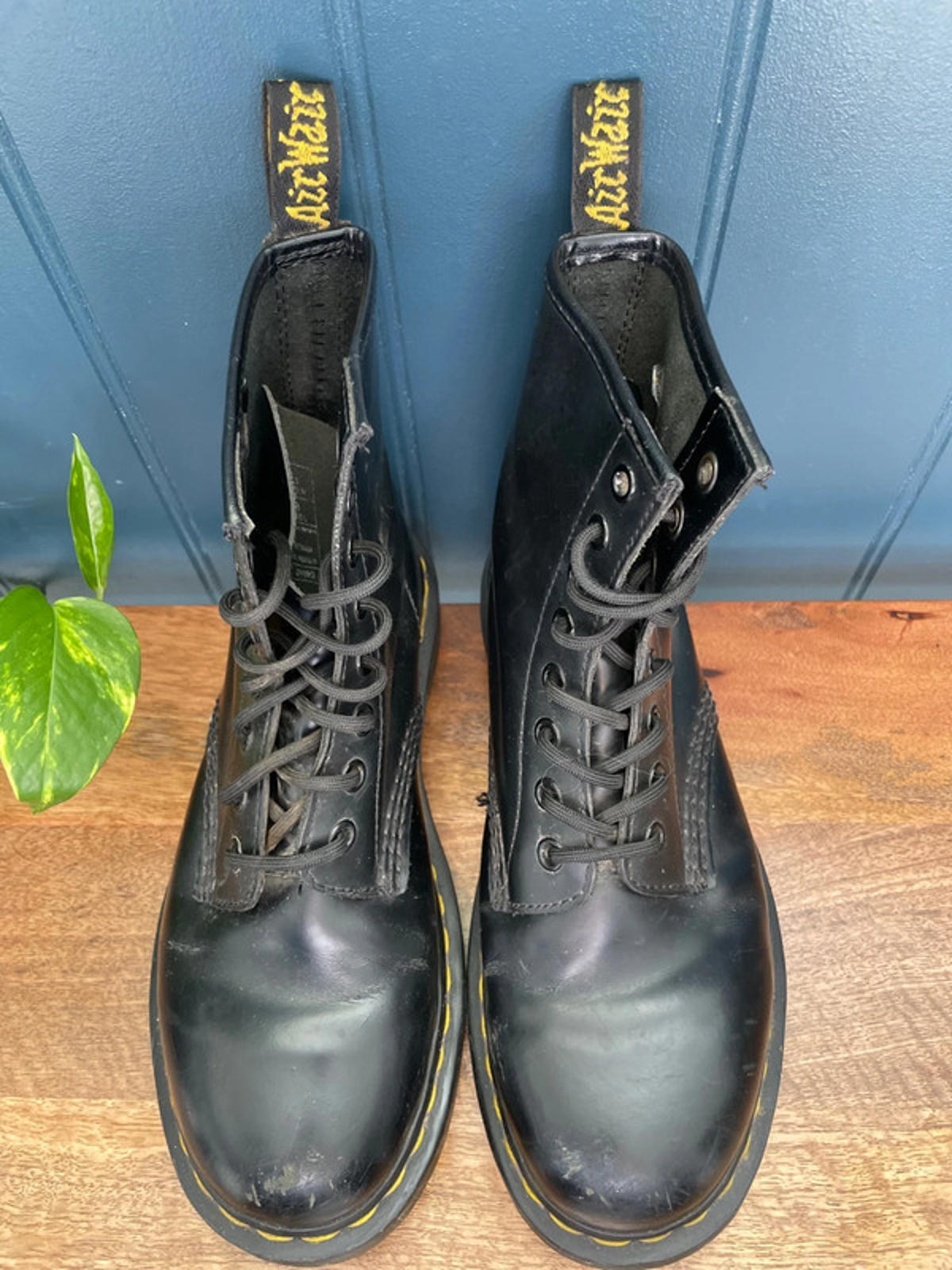Women’s Dr Martens 11822 Premium Leather Lace Up Boots In Black - UK4- 2171