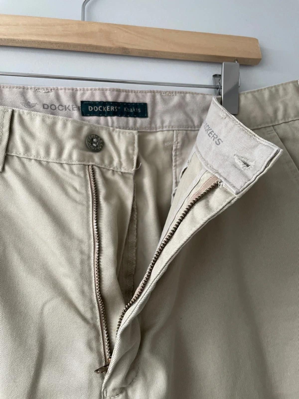 Men’s Dockers Classic Chino Trousers In Beige - W33/L32 - 2965