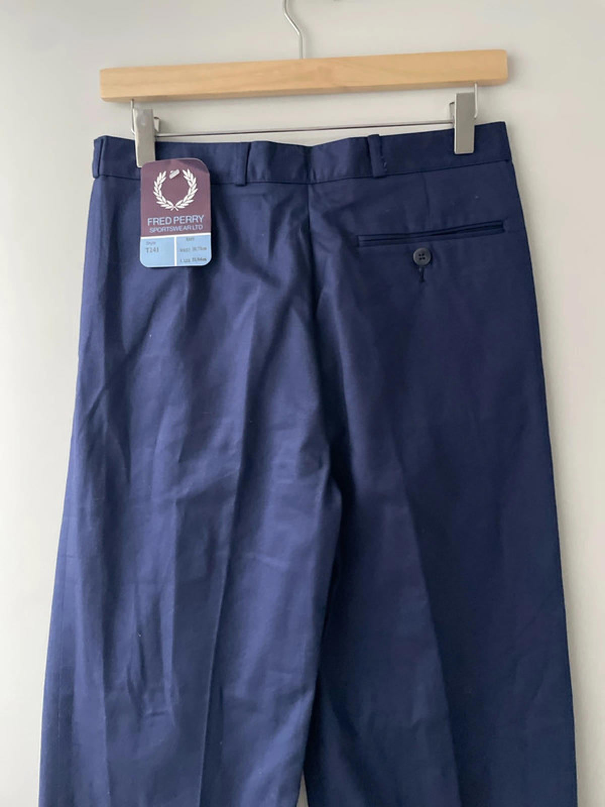 Men’s Fred Perry Sportswear Double Pleated Wide Leg Chino Trousers In Navy - W30/L33 - 2873
