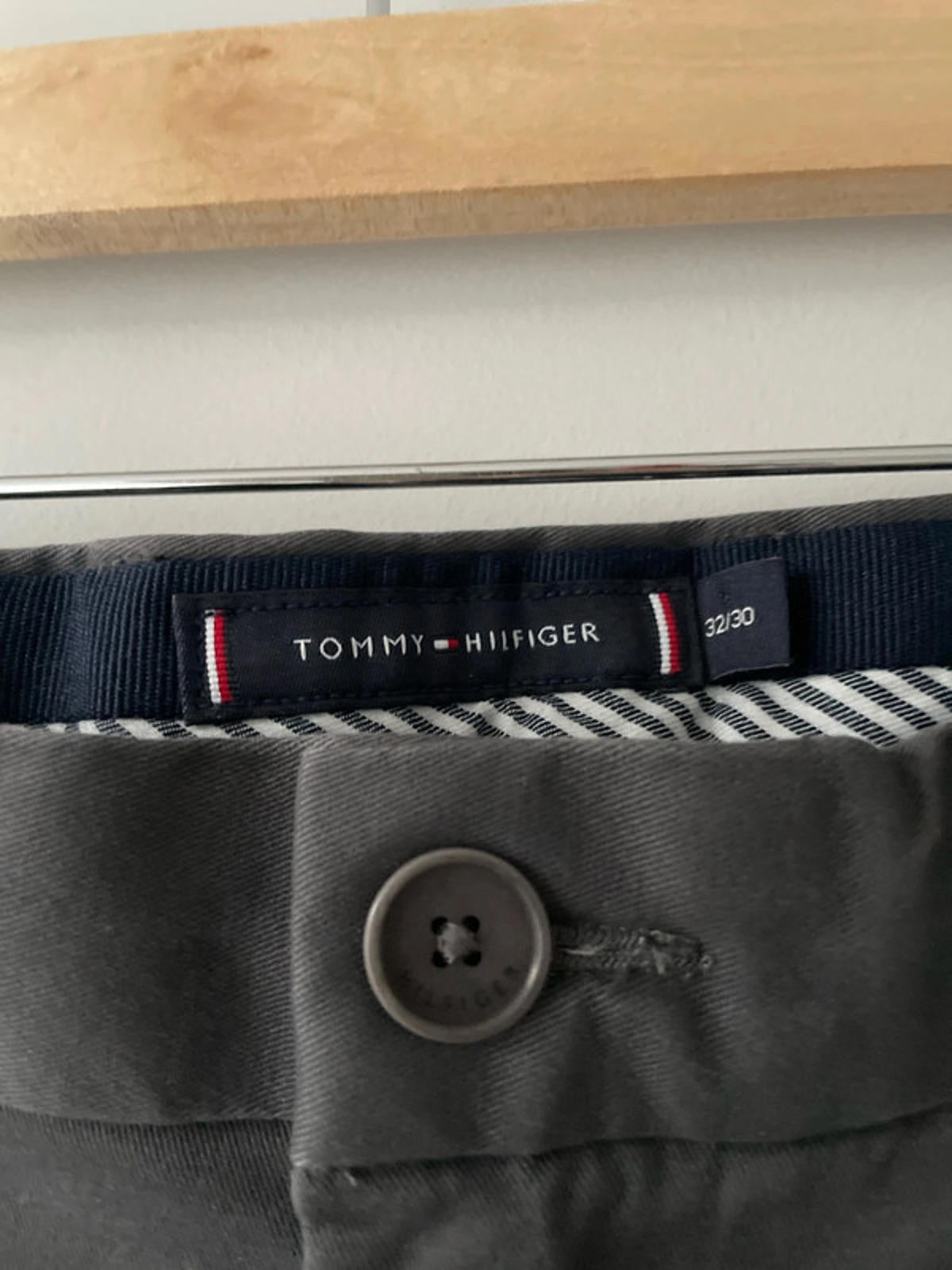 Men’s Tommy Hilfiger Classic Chinos Trousers In Grey - W32/L30 - 2871