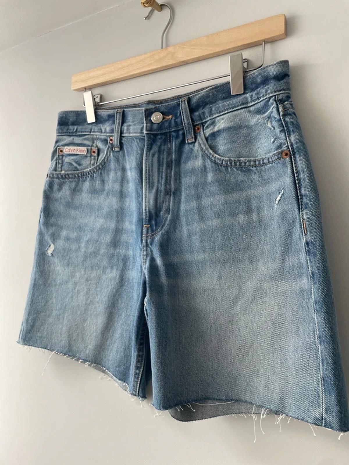 Women’s Calvin Klein 90’s Fit Midi Distressed Denim Shorts In Blue - W28/6.5 - 3140