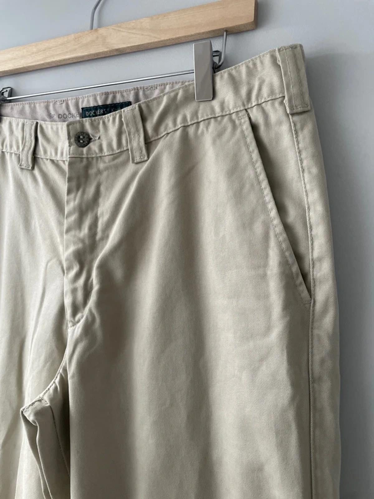 Men’s Dockers Classic Chino Trousers In Beige - W33/L32 - 2965