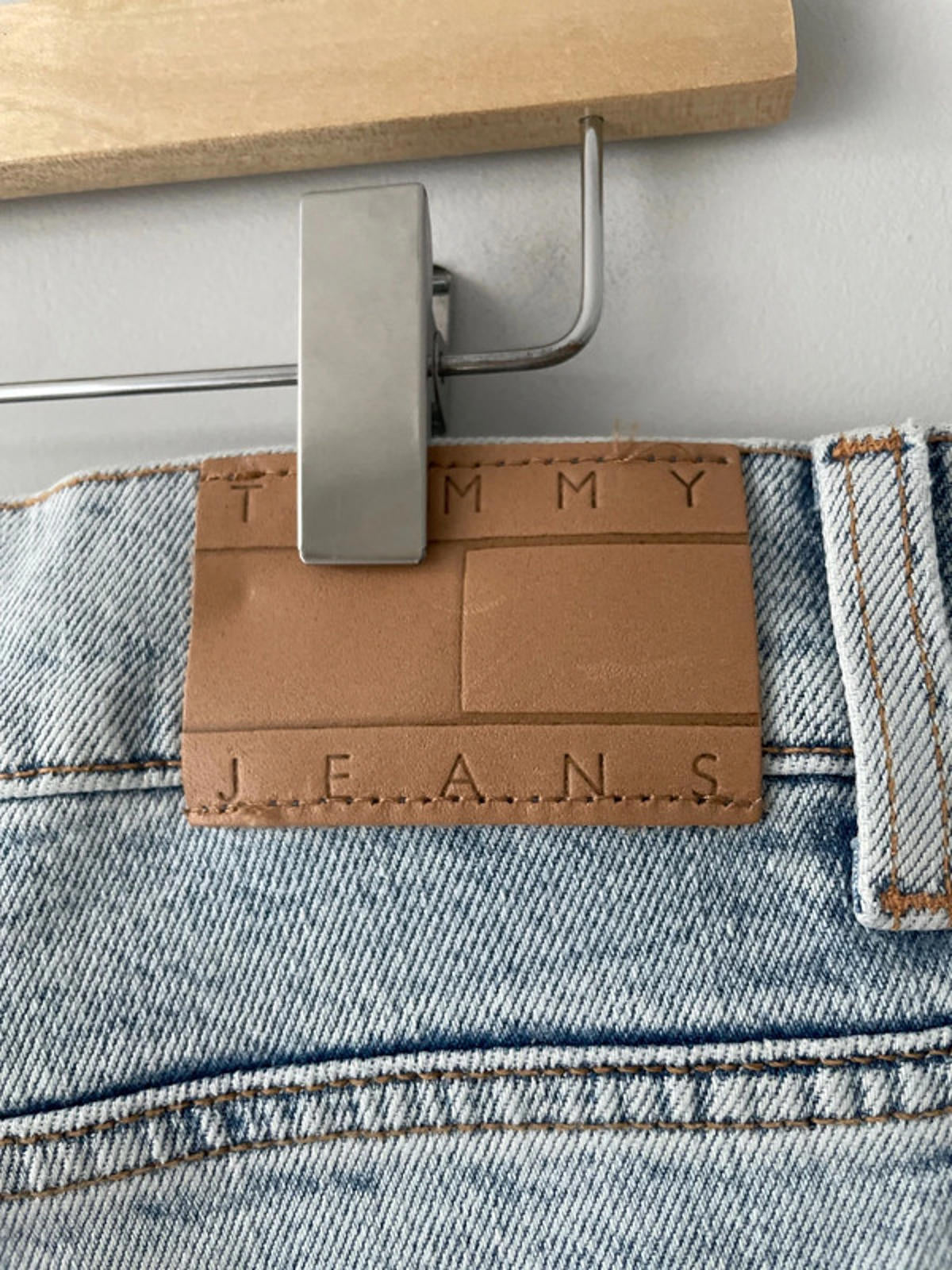 Men’s Tommy Hilfiger Jamie Loose Fit Ripped Effect Jeans In Blue - W32/L32 - 2524