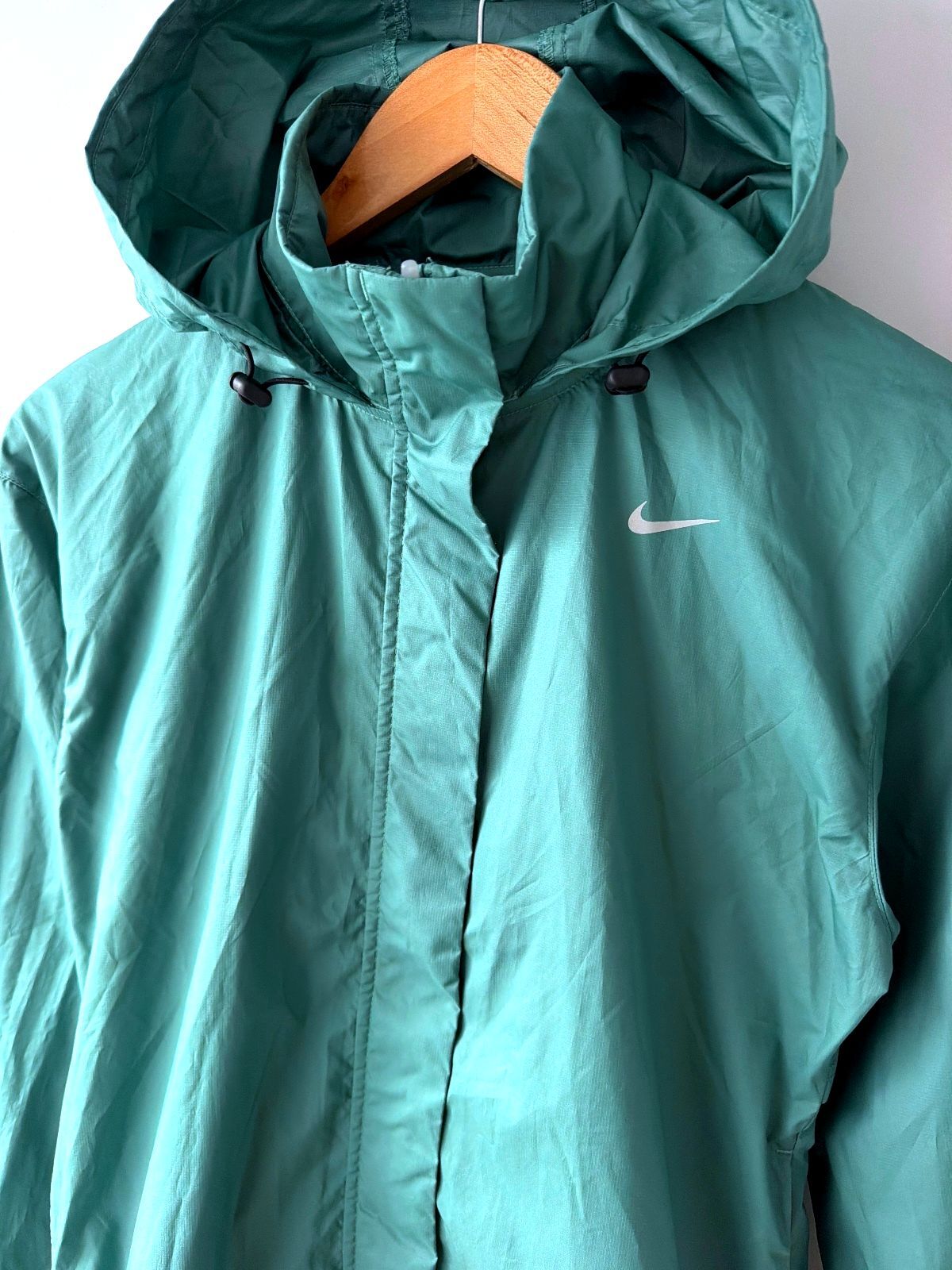 Men’s Nike Lightweight Hooded Windbreaker Jacket in Green - XSmall - 3815