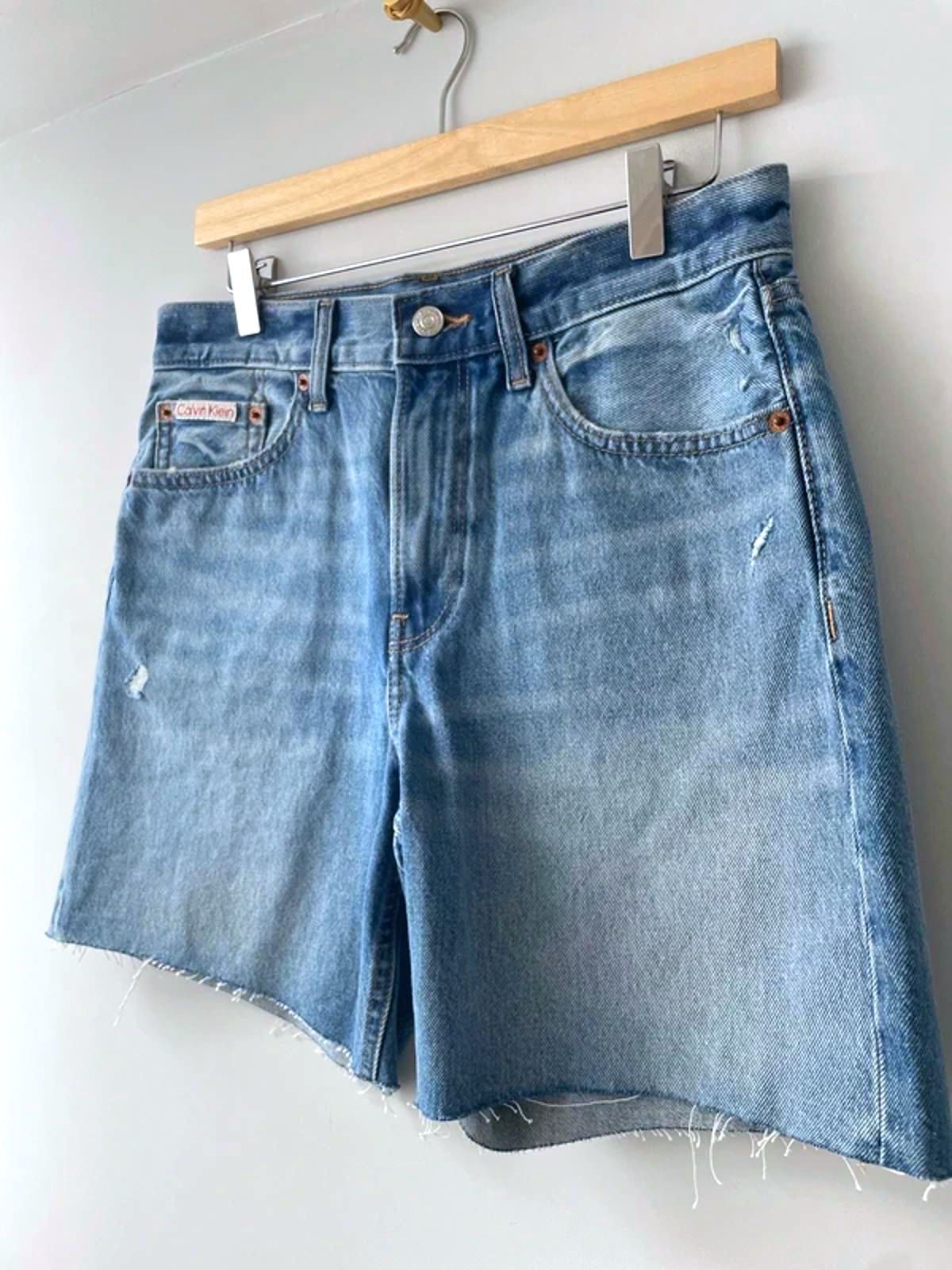 Women’s Calvin Klein 90’s Fit Midi Distressed Denim Shorts In Blue - W28/6.5 - 3140