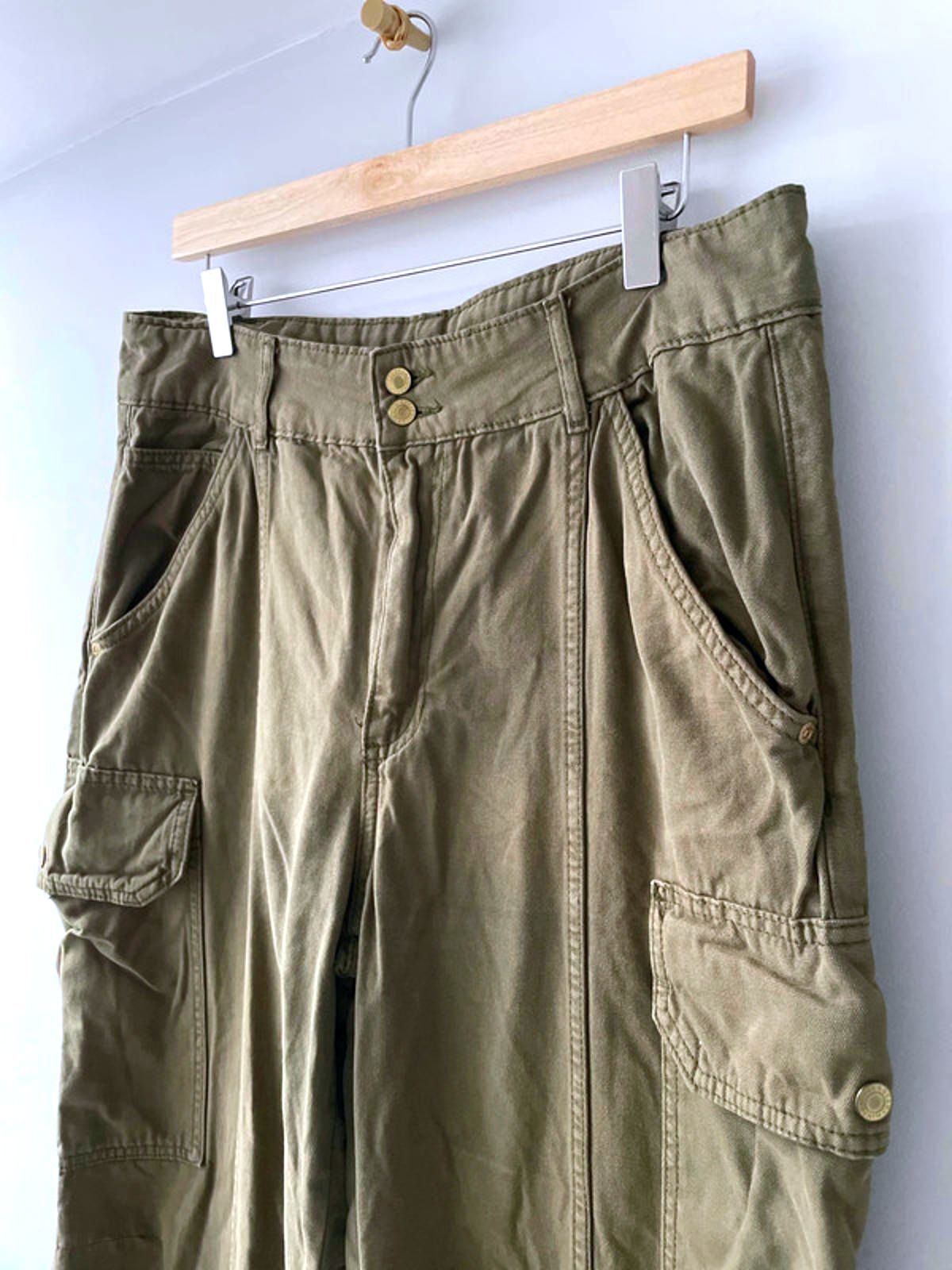 Women's Pull and Bear Baggy Fit Cargo Trousers in Khaki - W32/L29 - 2754