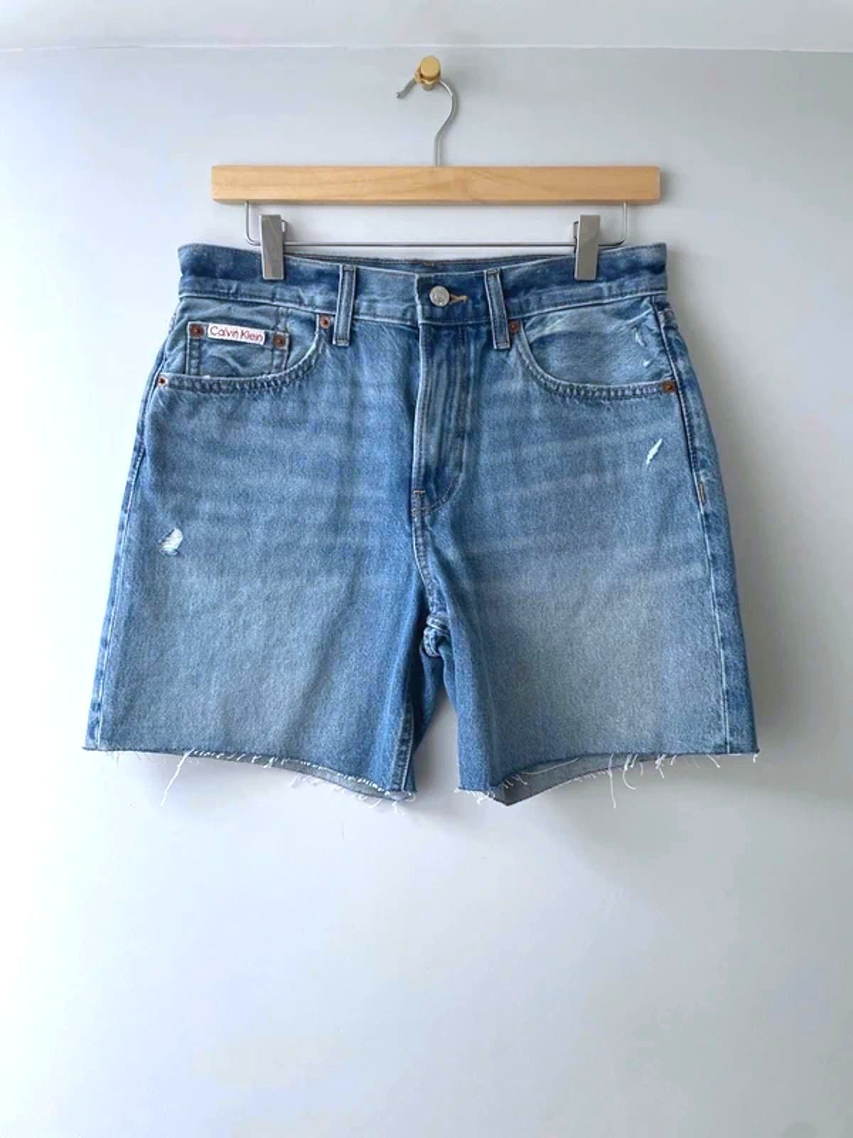 Women’s Calvin Klein 90’s Fit Midi Distressed Denim Shorts In Blue - W28/6.5 - 3140