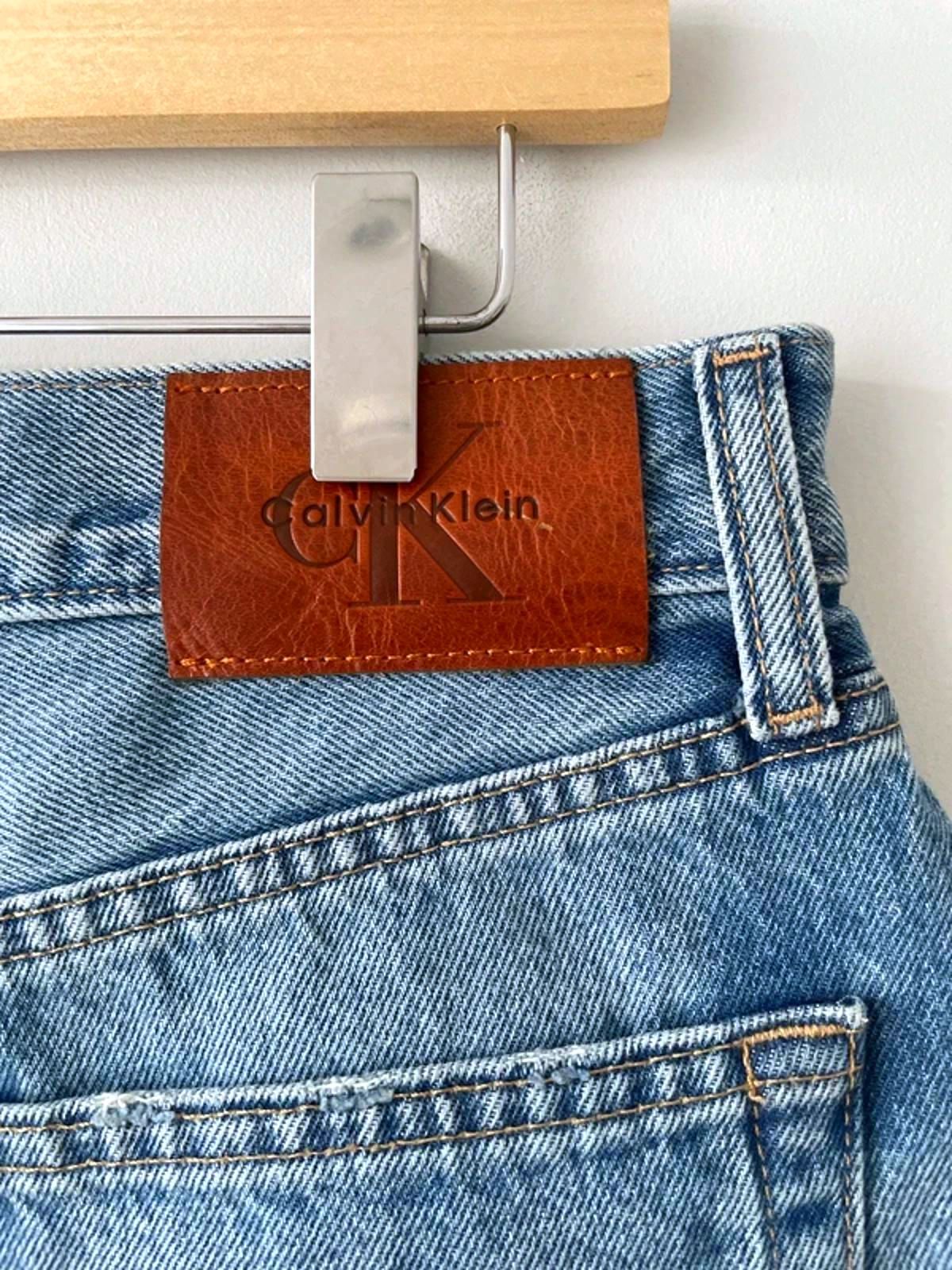 Women’s Calvin Klein 90’s Fit Midi Distressed Denim Shorts In Blue - W28/6.5 - 3140