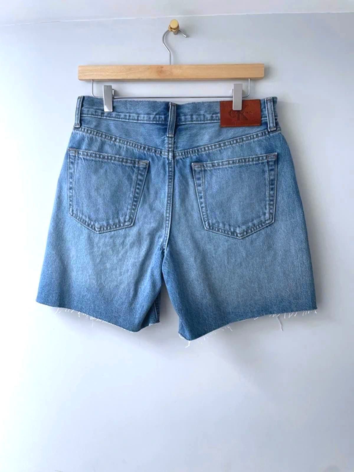 Women’s Calvin Klein 90’s Fit Midi Distressed Denim Shorts In Blue - W28/6.5 - 3140
