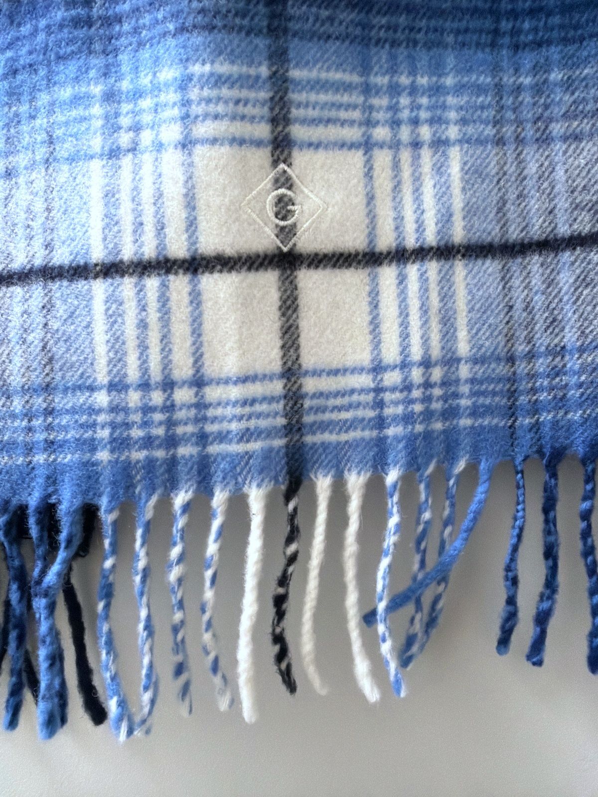 Unisex GANT Premium 100% Wool Plaid Scarf with Fringe In Navy/Off White - 3853
