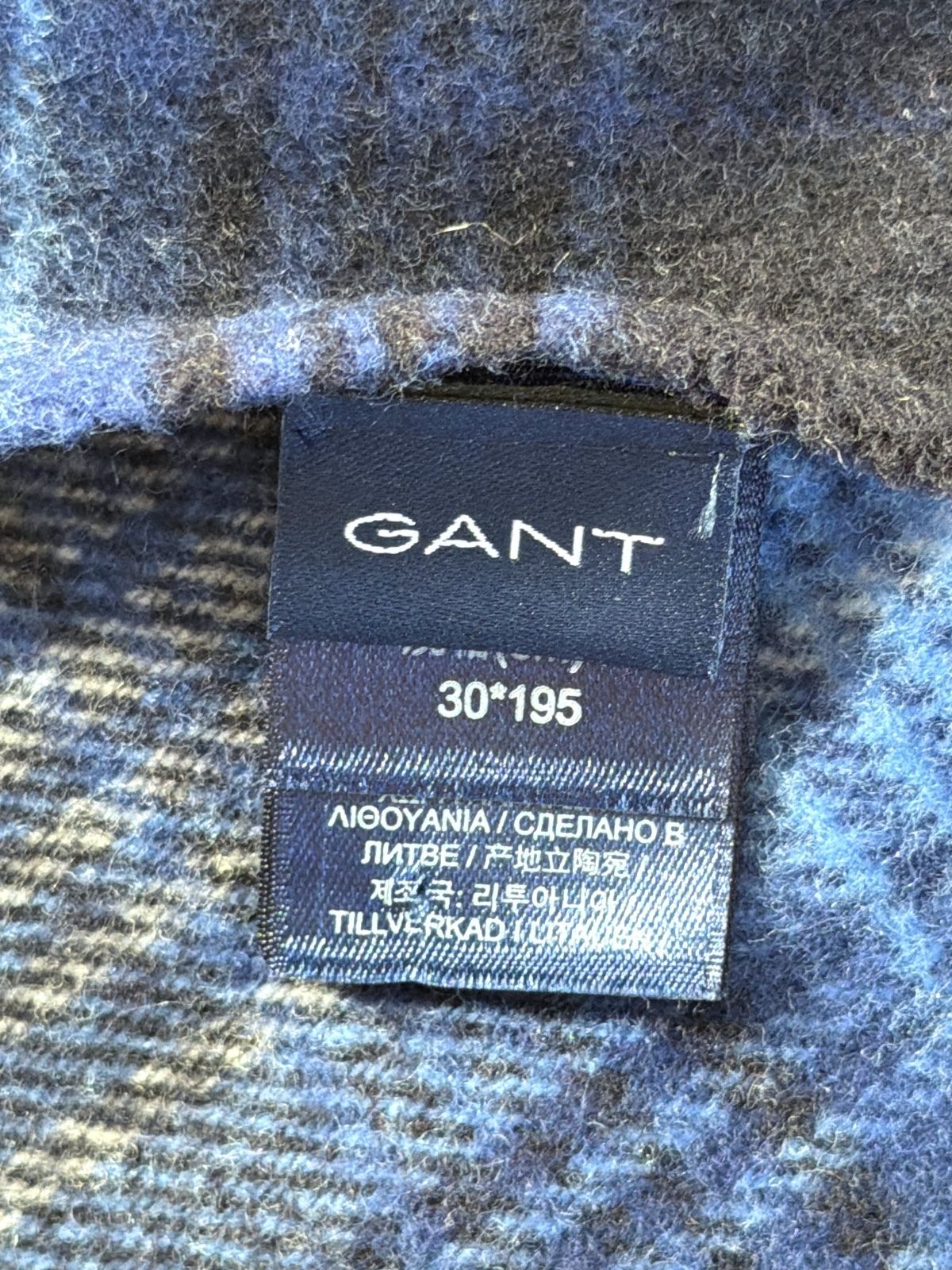 Unisex GANT Premium 100% Wool Plaid Scarf with Fringe In Navy/Off White - 3853