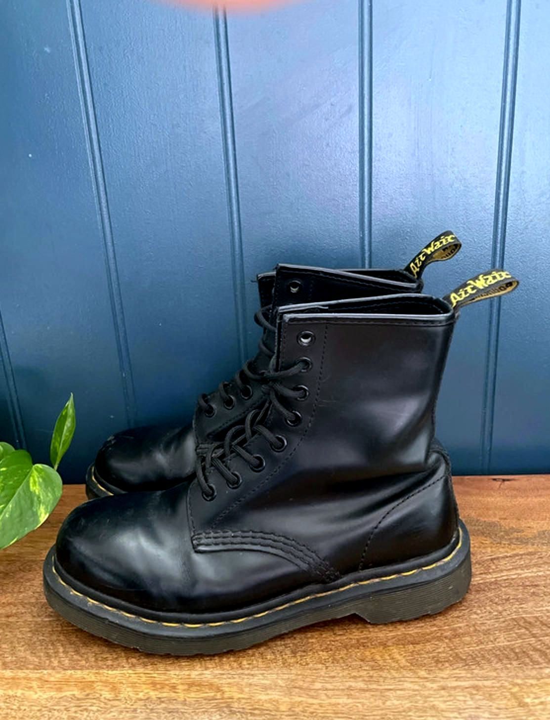 Women’s Dr Martens 11822 Premium Leather Lace Up Boots In Black - UK4- 2171