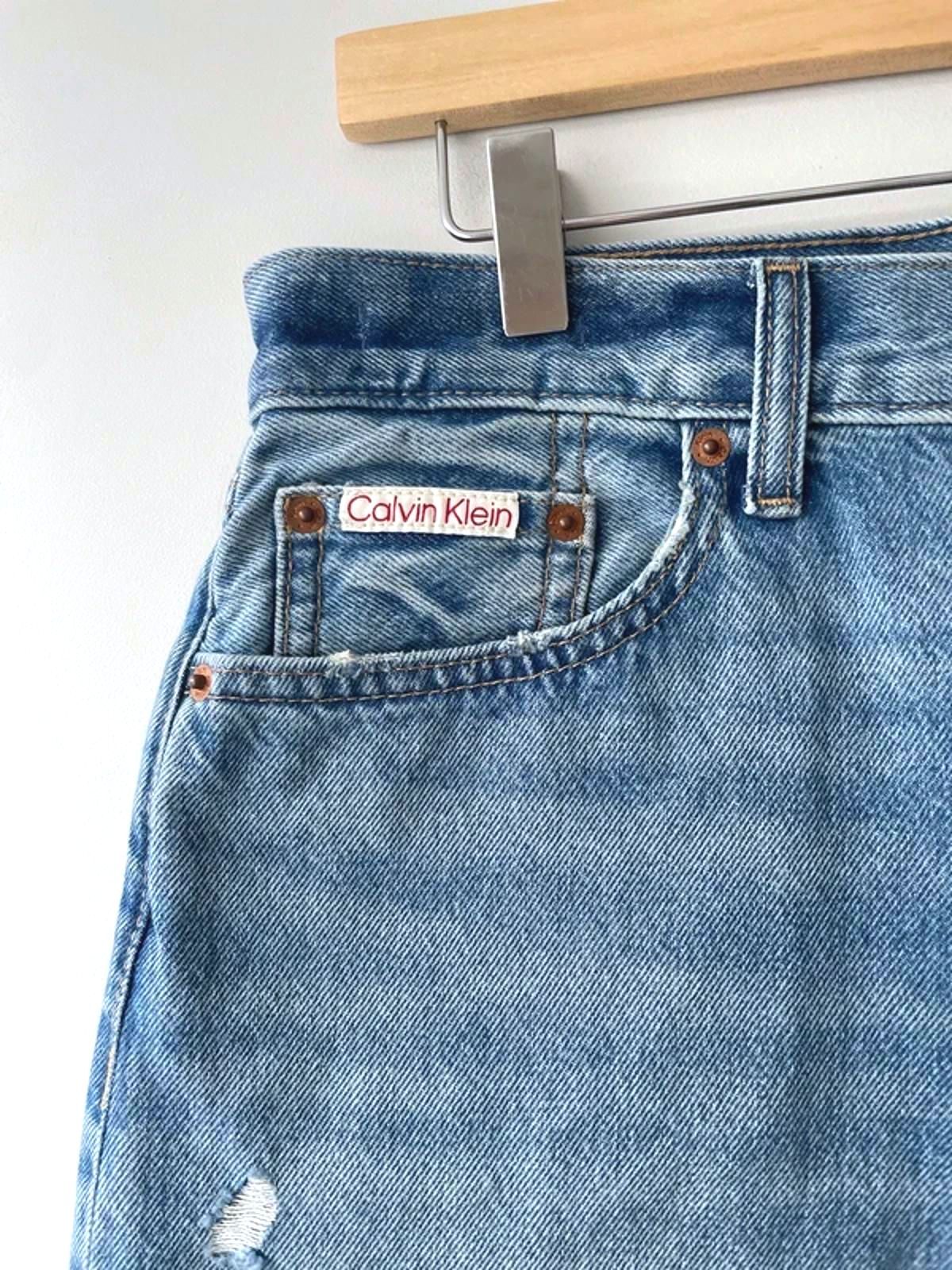 Women’s Calvin Klein 90’s Fit Midi Distressed Denim Shorts In Blue - W28/6.5 - 3140