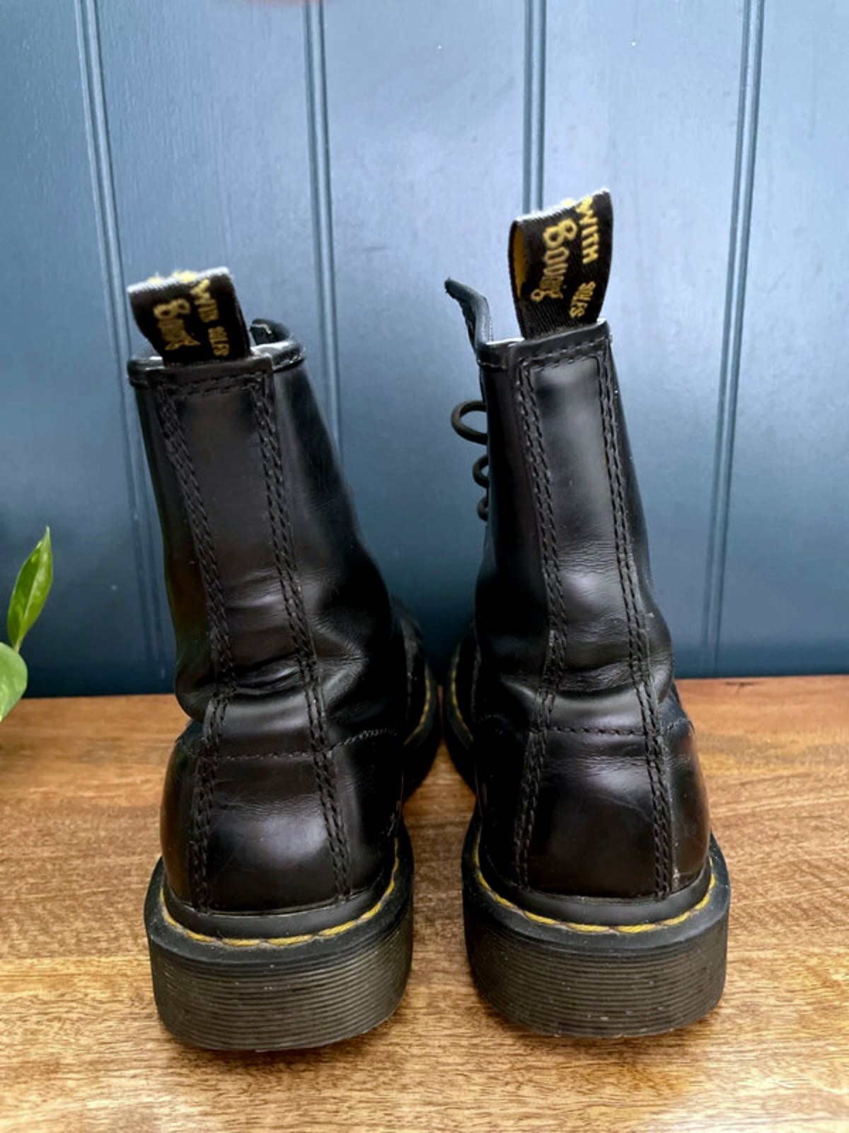 Women’s Dr Martens 11822 Premium Leather Lace Up Boots In Black - UK4- 2171