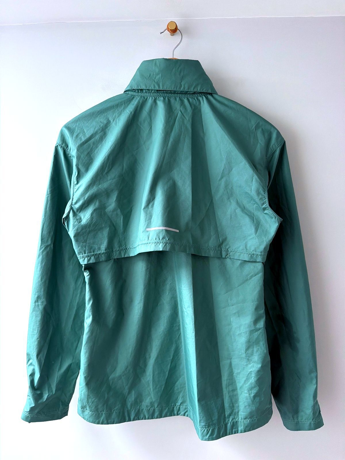Men’s Nike Lightweight Hooded Windbreaker Jacket in Green - XSmall - 3815