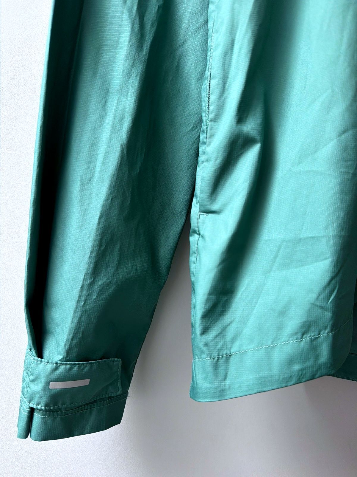 Men’s Nike Lightweight Hooded Windbreaker Jacket in Green - XSmall - 3815