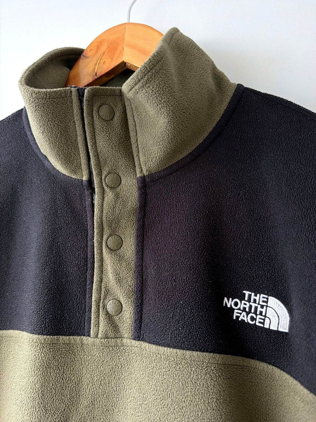 Men’s The North Face Fleece Pullover Top In Olive Green and Black - Small - 3648