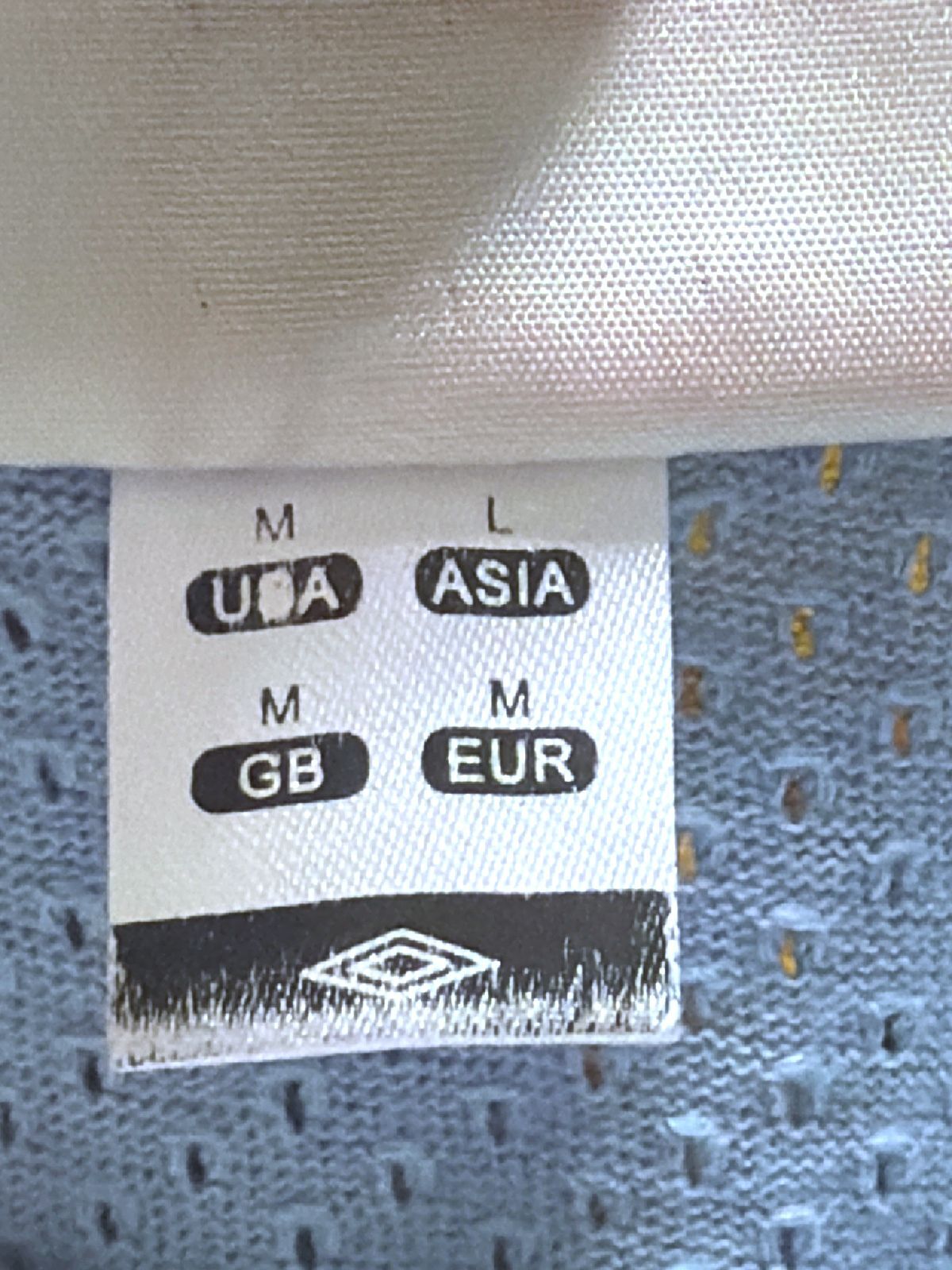 Men’s Umbro Vintage England Bobby Moore #6 Football Shirt In Blue - Medium -3663