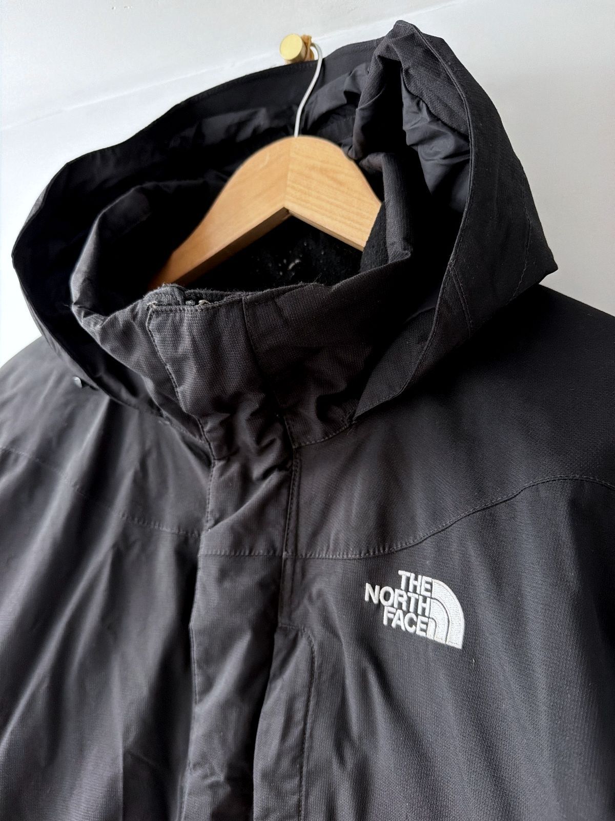 Men’s The North Face HyVent Waterproof Jacket with Hood In Black - Medium - 3664